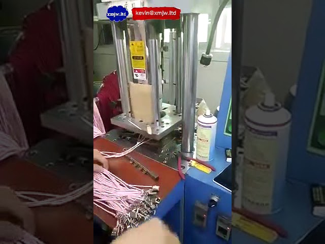 เครื่องผลิตสายไฟACและเครื่องฉีดพลาสติกขนาดเล็ก ระบบอัตโนมัติสำหรับโรงงาน