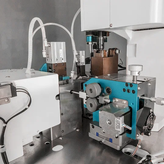 การปอก ย้ำ และบิดสายเคเบิลอัตโนมัติ Thumb